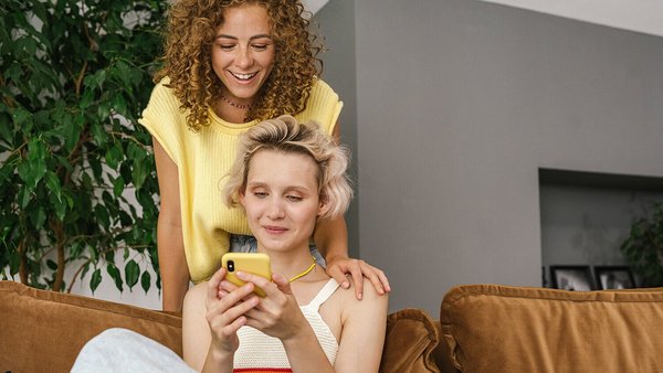Un couple envisage d’ouvrir un compte commun Un couple envisage d’ouvrir un compte commun