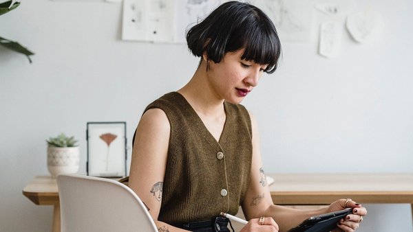 Auszubildende arbeitet im Sitzen