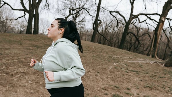 Junge Frau joggt im Park