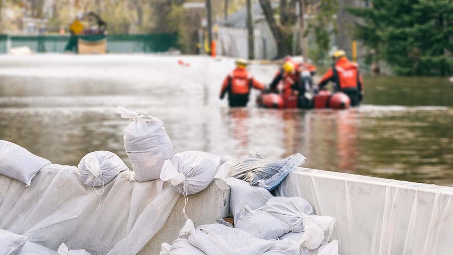 Hochwasser und Autos – Welche Versicherung zahlt? Junger Mann sitzt telefonierend vor einem Laptop.