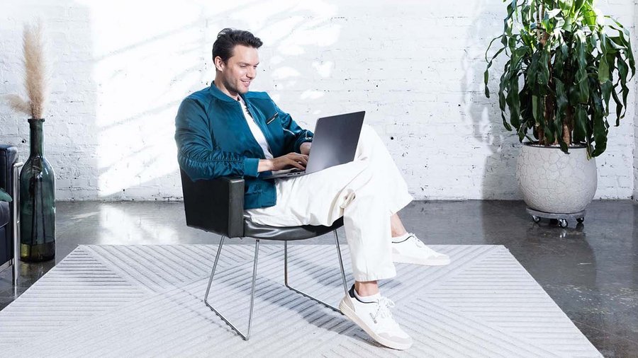 Budget mensuel : qu'est-ce que c'est et pourquoi est-ce utile ? Jeune homme travaillant sur son ordinateur portable et planifiant son budget.